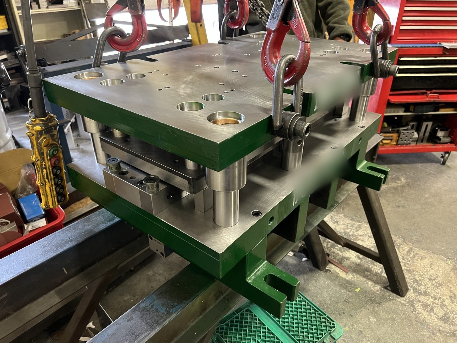 Press die on the hoists