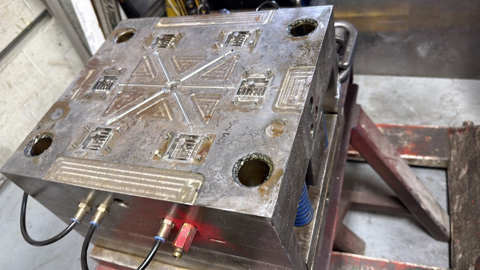 Multi-cavity injection mould