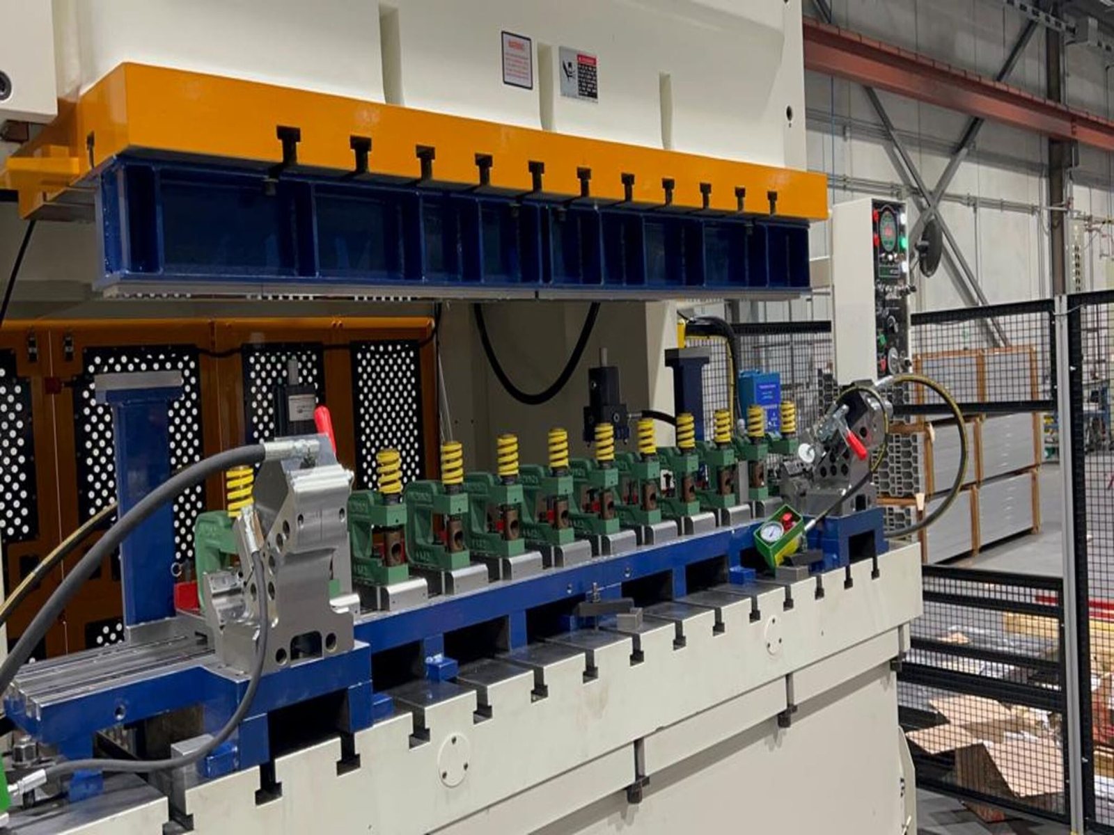 Multi-station punching die for long aluminum profiles in a press